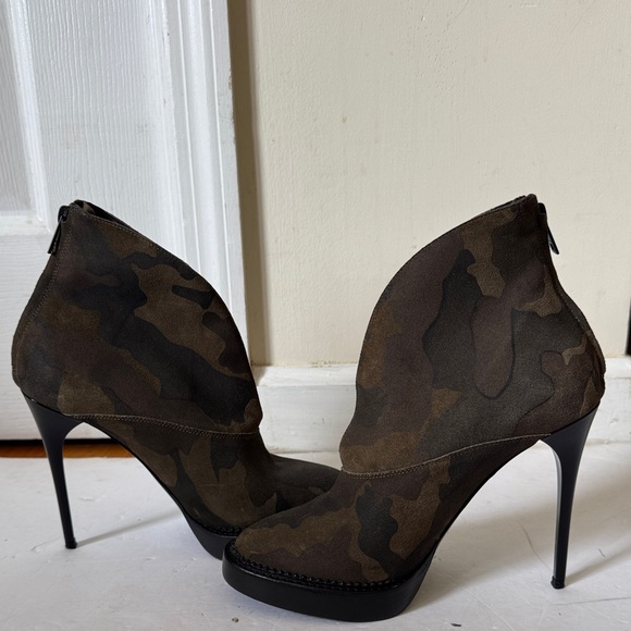 Burberry camouflage heels - Picture 1 of 13